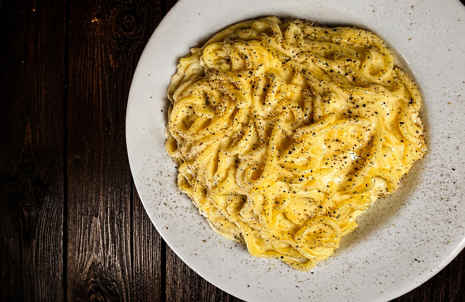 Pasta con crema di formaggio e pepe