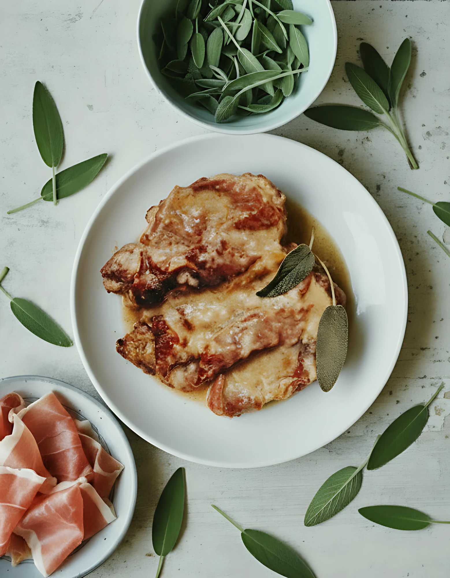 Carne con salsa e foglie di salvia